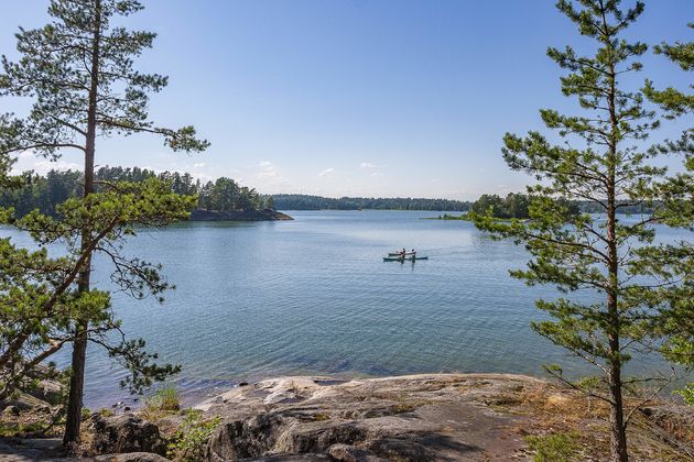 Zeker doen in de zomer: ga het water op om te kajakken \u00a9 uwe - Adobe Stock