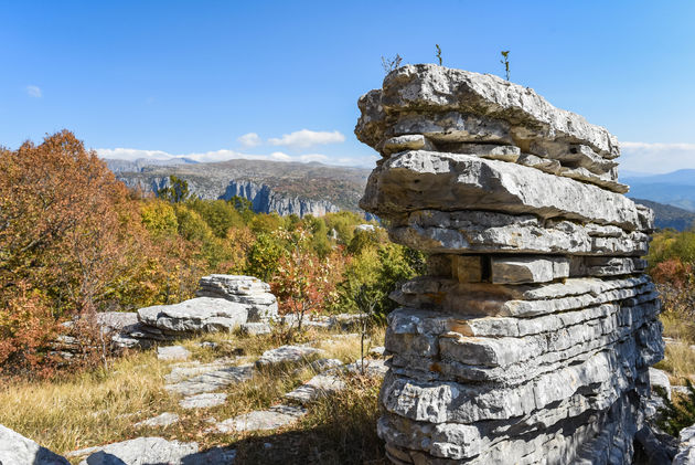 Het stone forest net buiten het dorpje Monodentri is prachtig om te wandelen