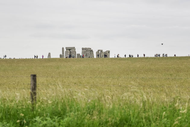Stonehenge kun je vanaf de weg al zien liggen