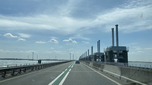 Onderweg passeer je de stormvloedkering van de Oosterschelde, pronkstuk van de Deltawerken