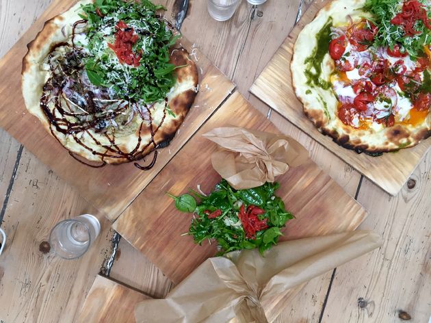 Pizza`s en salades bij Story Deli in Shoreditch