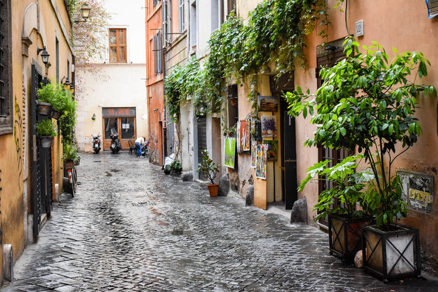 Zomaar een straatje in Rome na een flinke regenbui.
