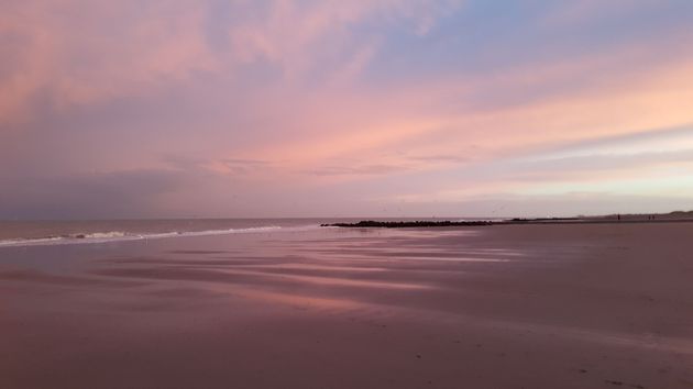 Prachtige roze gloed over de zee