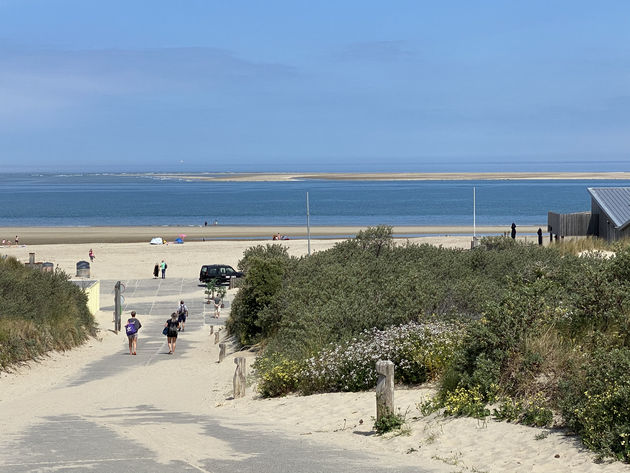 Het strand bij Renesse, in de verte een grote zandbank