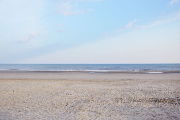Geen kiezels en keien zoals vaak in het buitenland, maar een heerlijk zacht zandstrand