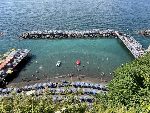 <em>Aan mooie stranden is langs de Amalfikust geen gebrek. Neem je zwemspullen mee!<\/em>