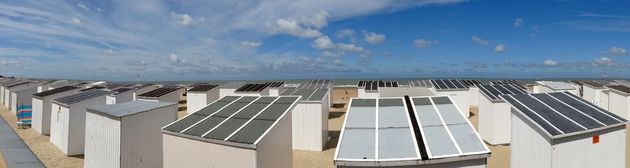 Panorama van de strandhuisjes op het strand