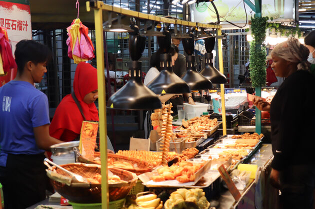Het lekkerste streetfood van Kuala Lumpur eet je op de markt van Jalon Alor