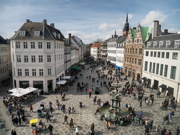 Shoppen in de super lange winkelstraat Str\u00f8get\u00a9 Frankix - Adobe Stock