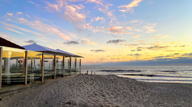 Zonsondergang op Ameland, op de achtergrond ligt Terschelling