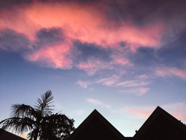 De lucht boven ons huisje kleurt roze