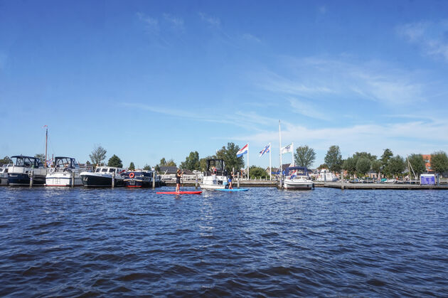 Ook in de omgeving van Grou kom je het populaire stand up paddling overal tegen