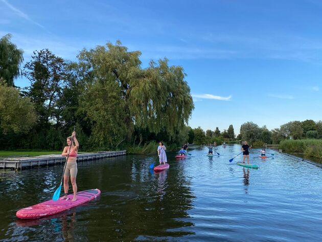 <em>Op de Westeinderplassen kun je mooie suptochten maken.<\/em>