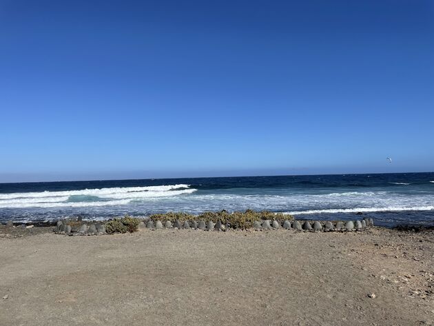 <em>Op elk strand spot je in de verte wel ergens surfers of kitesurfers<\/em>