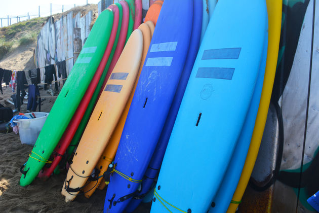 De surfplanken staan al klaar voor ons op het strand, fijne service