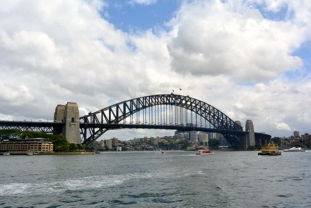 De Sydney Harbour Bridge is vlakbij