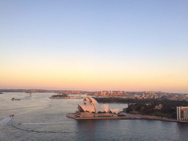 Uitzicht op de skyline van Sydney vanaf de Harbour Bridge