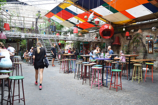 Doe een drankje in ru\u00efne pub Szimpla Kert