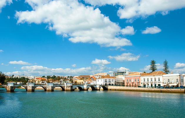 Ontdek het sfeervolle stadje Tavira\u00a9 tilialucida - Adobe Stock