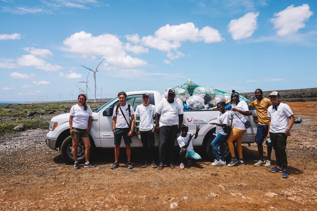 Deze vrijwiligers staan klaar om een van de stranden van Curacao op te ruimen