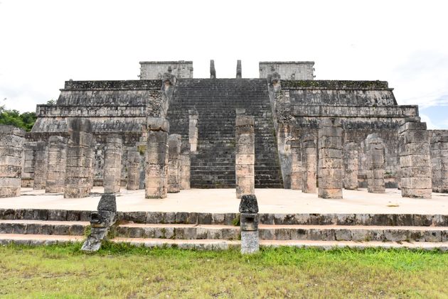 Net naast de piramide liggen de ru\u00efnes van deze oude tempel