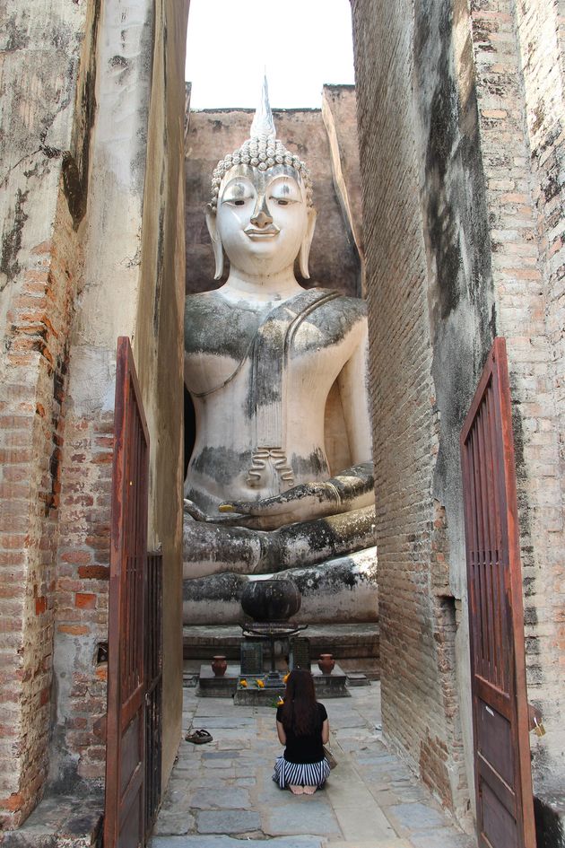 Het 15 meter hoge Boeddhabeeld in tempel Wat Si Chum