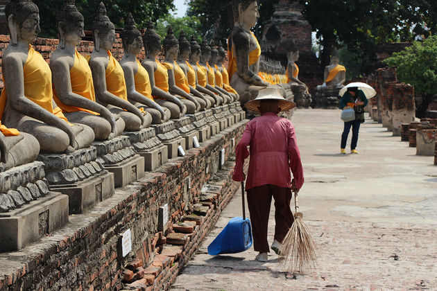 Honderden zittende Boeddhabeelden in Wat Yai Chai Mongkhon