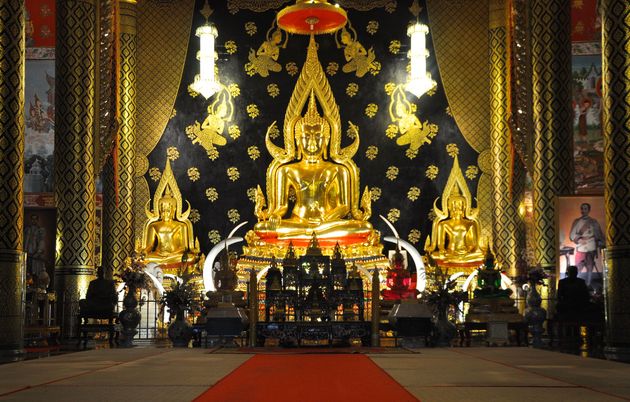 Gouden buddha in Wat Neramit Wipatsana in Dan Sain