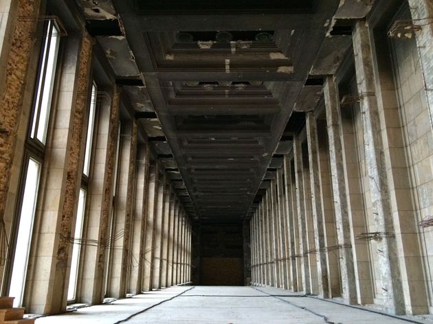 De verlaten hal van vliegveld Tempelhof