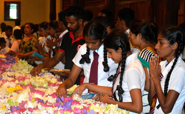 Sri Lankanen komen om te bidden