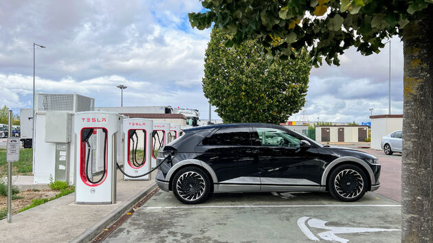 Tesla Supercharger station net onder Rivabellosa op de snelweg naar Valladolid