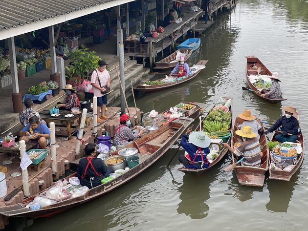 <em>De Tha Kha floating market is nog echt authentiek.<\/em>
