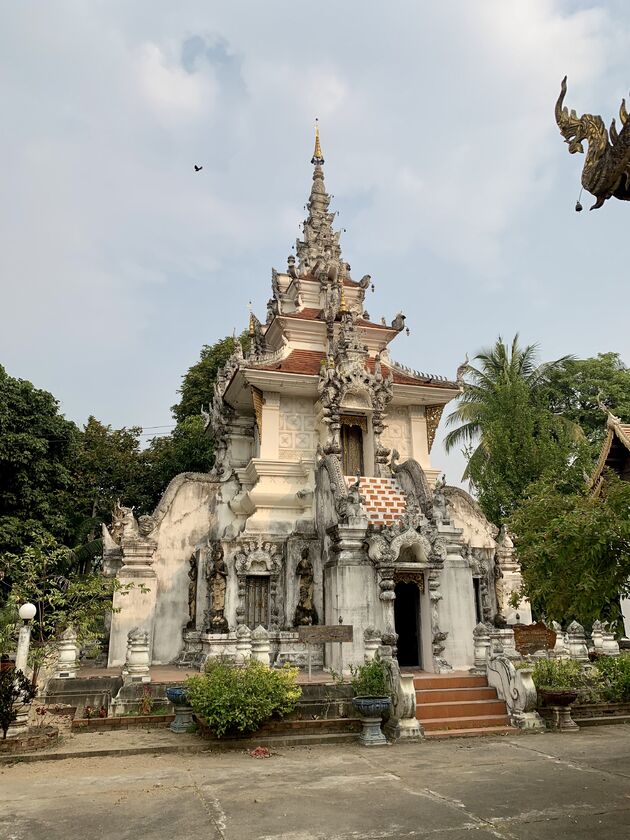 <em>In Thailand vind je overal prachtige tempels<\/em>