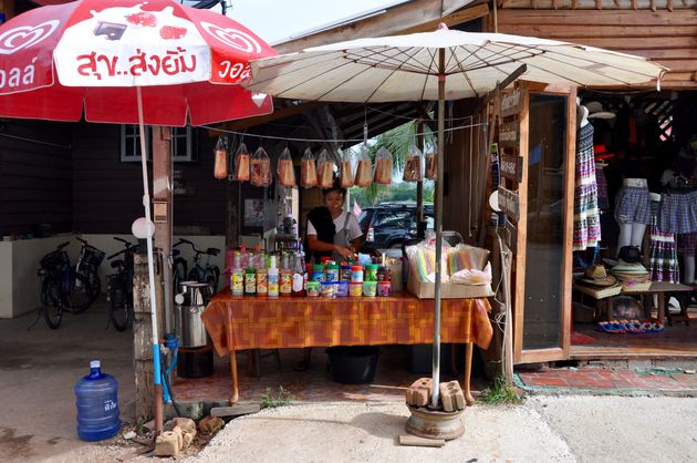 Typisch Thais: kleine kraampjes langs de kant van de weg