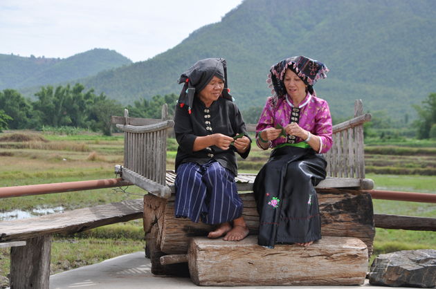 Traditioneel geklede Thaise vrouwen