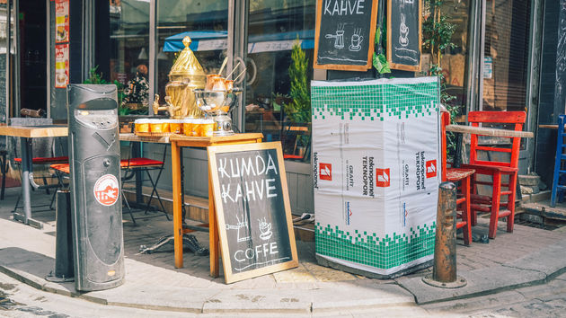 Bij dit soort kraampjes koop je Turkse thee op straat