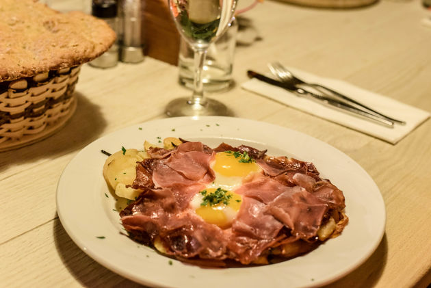 Typisch Zuid-Tirol: aardappeltjes met ei en spek
