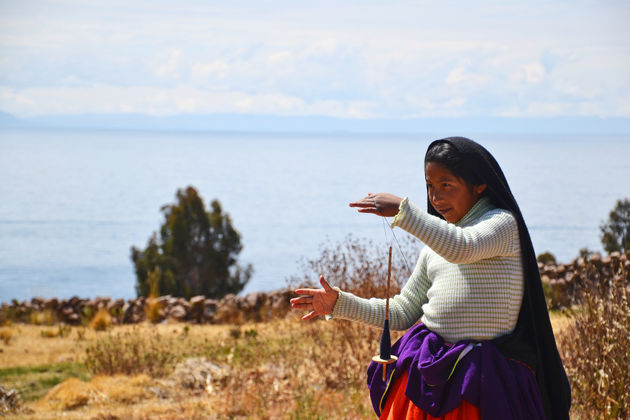 In het Titicacameer liggen verschillende eilanden waar diverse gemeenschappen in afzondering leven.