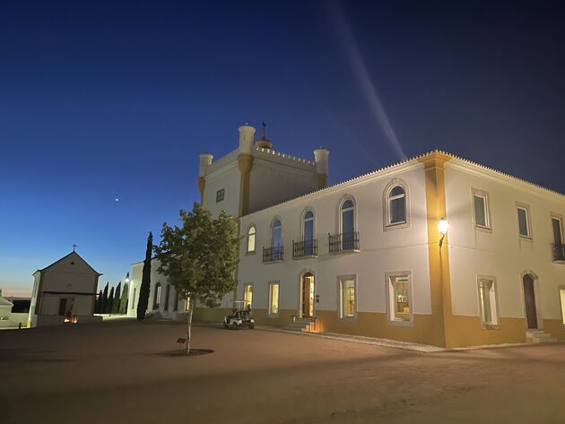 <em>Het Torre de Palma Wine Hotel by night. Minstens zo mooi als bij daglicht.<\/em>