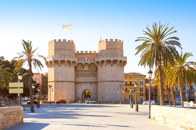 Het perfecte startpunt van je fietstour: Torres de Serranos\u00a9 lunamarina - Adobe Stock