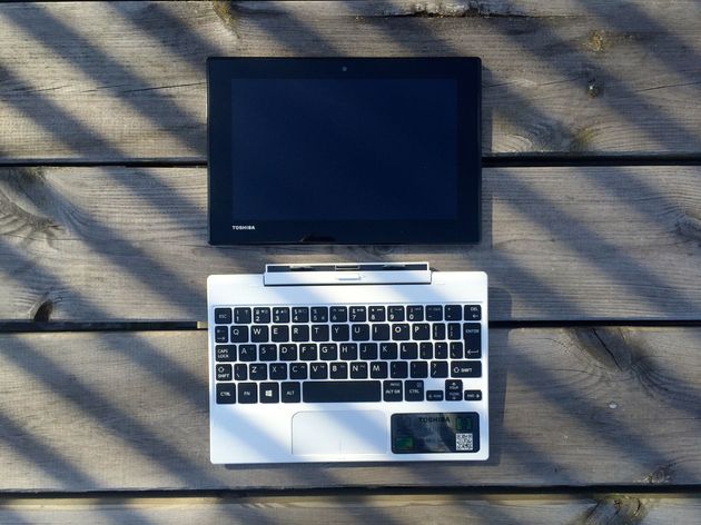De tablet en het toetsenbord klik je eenvoudig los