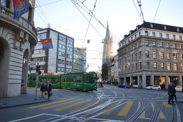 Kenmerkend voor de stad Basel is de groene tram die je in elk straatbeeld terug ziet.