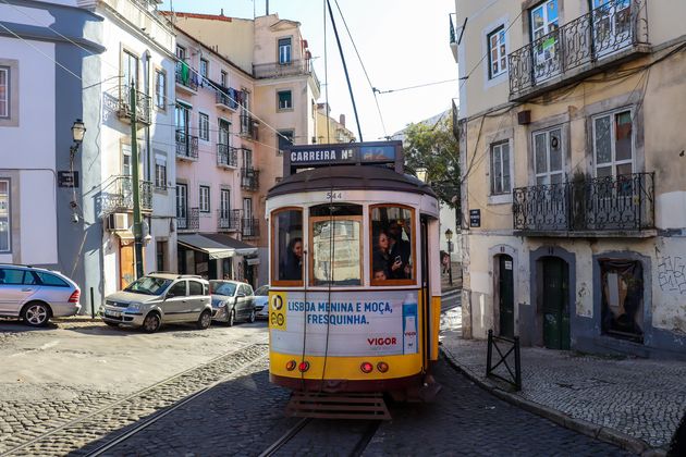 Wat maken die trams het straatbeeld van Lissabon toch gezellig