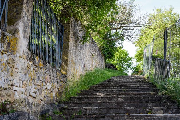 De oude trap om bij het `kasteel` te komen