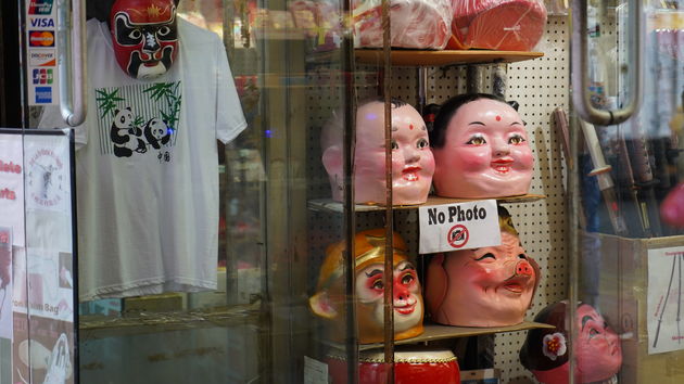 Chinese maskers die zich liever niet laten fotograferen