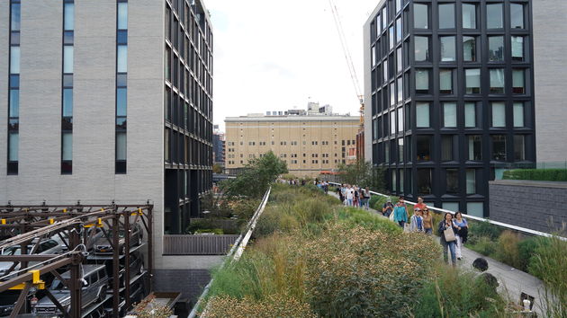 High Line Park, wandelen op een oude spoorlijn 9 meter boven de grond