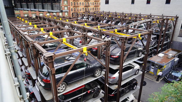 Verbaasd worden door een parking, enig idee hoe die auto`s naar beneden komen?