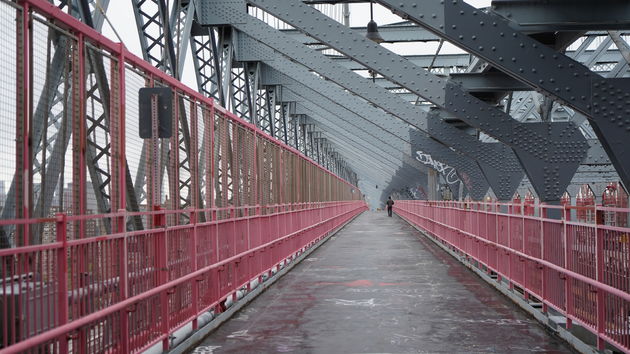 Williamsburg Bridge 2.2 km lang en geschikt voor wandelaars, fietsers, auto`s en treinen