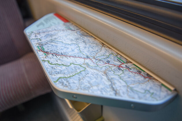 De tafeltjes in Zwitserse treinen zijn zo leuk: je kunt precies op de kaart meekijken waar je rijdt