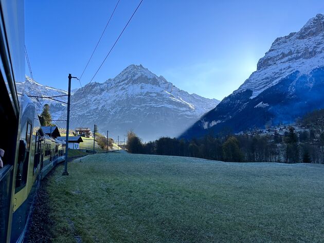 Met de trein door Zwitserland is echt een feestje zeker met al die herfstkleuren